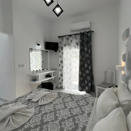 Pavlina Karterados (Santorini)