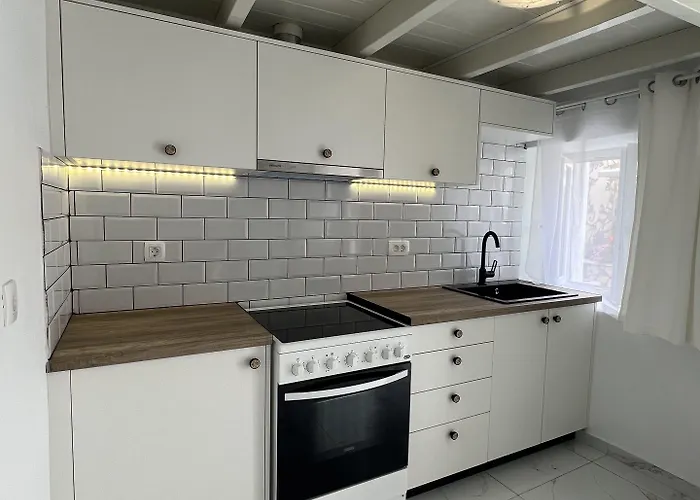 帕弗林纳别墅酒店 4*